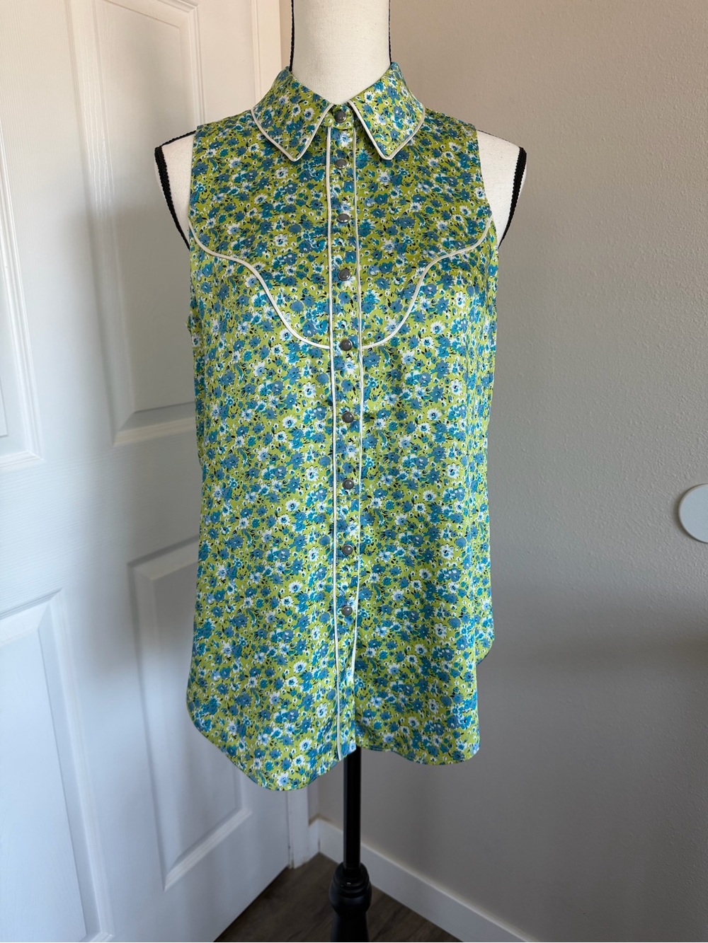 NWT Sleeveless Green Floral Button-Front Top with Contrast Piping
